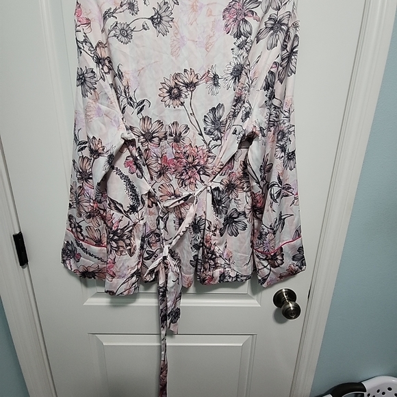 Victoria's Secret pink floral Kimono top.sz L. Belted. - Picture 5 of 5